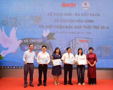 Trao giải cuộc thi viết Kể chuyện hòa bình - Ảnh 3. Trao giải, ra mắt sách Kể chuyện hòa bình, đặc san Tuổi Trẻ 30-4 - Sum họp một nhà - Ảnh 3.