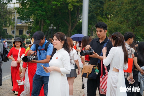 Kiếm tiền triệu mỗi ngày nhờ chụp ảnh mừng Ngày thống nhất - Ảnh 6. chụp ảnh - Ảnh 5.