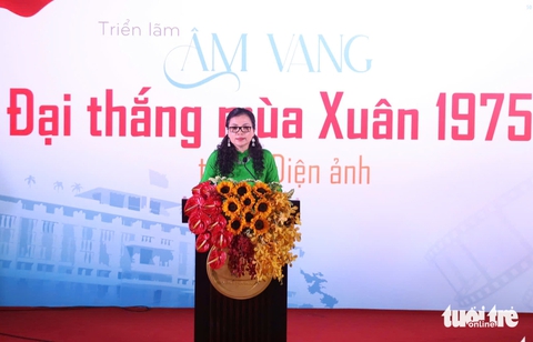 Âm vang đại thắng mùa Xuân 1975 sống mãi trong điện ảnh Việt - Ảnh 2. Trưng bày hình ảnh phim Địa đạo, Ngã ba Đồng Lộc, Mùi cỏ cháy... tại đường đi bộ Nguyễn Huệ - Ảnh 2.