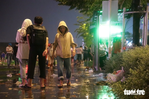 Rác ngập công viên Bạch Đằng sau pháo hoa, công nhân trắng đêm dọn dẹp chuẩn bị tổng duyệt diễu binh - Ảnh 2. Rác ngập công viên Bạch Đằng sau đêm xem pháo hoa - Ảnh 3.