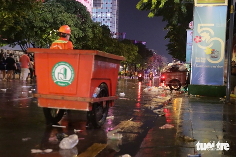 Rác ngập công viên Bạch Đằng sau pháo hoa, công nhân trắng đêm dọn dẹp chuẩn bị tổng duyệt diễu binh - Ảnh 8. RÁC - Ảnh 8.