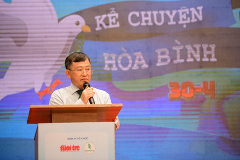 Trao giải cuộc thi viết Kể chuyện hòa bình - Ảnh 5. Trao giải, ra mắt sách Kể chuyện hòa bình, đặc san Tuổi Trẻ 30-4 - Sum họp một nhà - Ảnh 5.