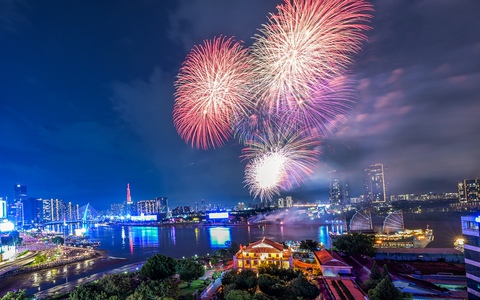 Người dân, du khách háo hức đổ về công viên Bạch Đằng xem pháo hoa mừng 50 năm thống nhất - Ảnh 10. pháo hoa - Ảnh 1.