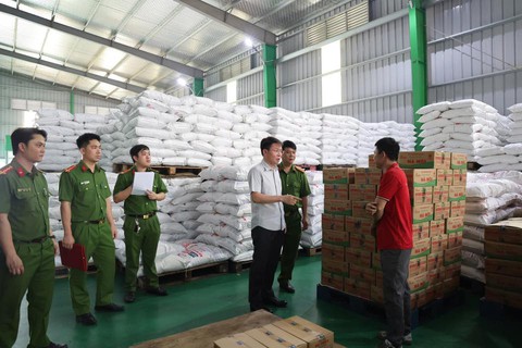 Công an đột kích Công ty Famimoto, tạm giữ hàng trăm tấn mì chính, hạt nêm giả - Ảnh 1.