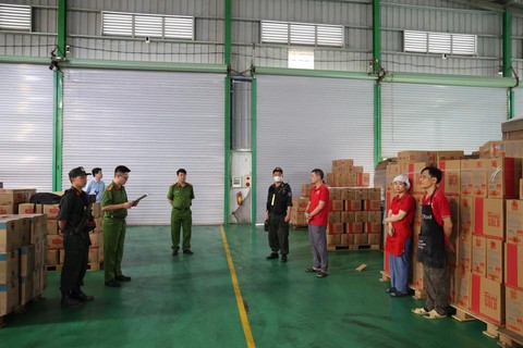 Công an đột kích Công ty Famimoto, tạm giữ hàng trăm tấn mì chính, hạt nêm giả - Ảnh 3.