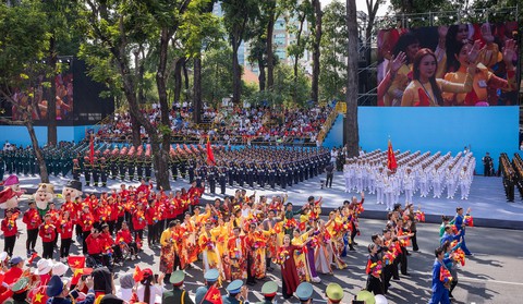 40 năm trước là thiếu nhi biểu diễn, 40 năm sau là nghệ sĩ diễu hành - Ảnh 1. diễu hành - Ảnh 1.