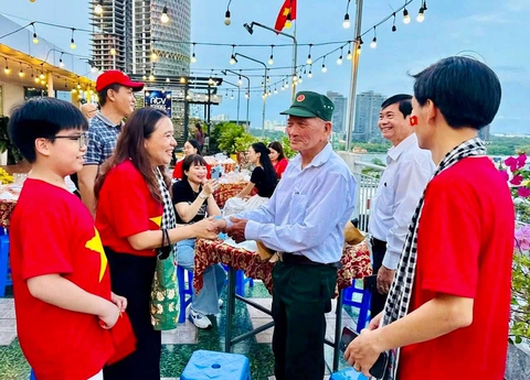 Nhìn vào tấm lòng người trẻ từ đại lễ 50 năm giải phóng miền Nam, thống nhất đất nước - Ảnh 3. người trẻ - Ảnh 2.