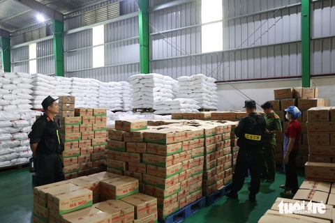 Hàng trăm tấn bột ngọt, hạt nêm giả bị tạm giữ; Sáp nhập tỉnh thành có phải đổi biển số xe? - Ảnh 1.