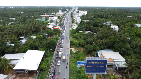 Thông xe đường gom đường vào cầu Rạch Miễu 2 - Ảnh 2.