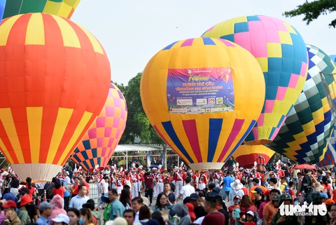Hàng ngàn du khách nô nức check-in tại Festival khinh khí cầu lớn nhất Đồng Nai - Ảnh 1.