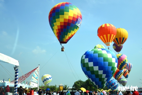 Hàng ngàn du khách nô nức check-in tại Festival khinh khí cầu lớn nhất Đồng Nai - Ảnh 6.