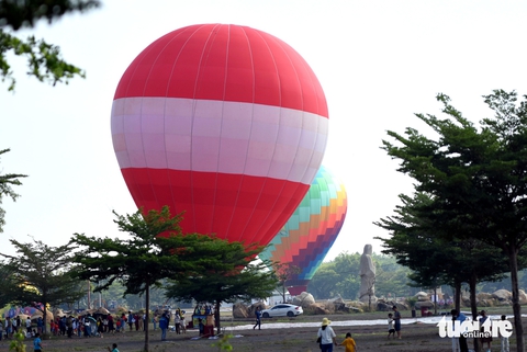 Hàng ngàn du khách nô nức check-in tại Festival khinh khí cầu lớn nhất Đồng Nai - Ảnh 7.