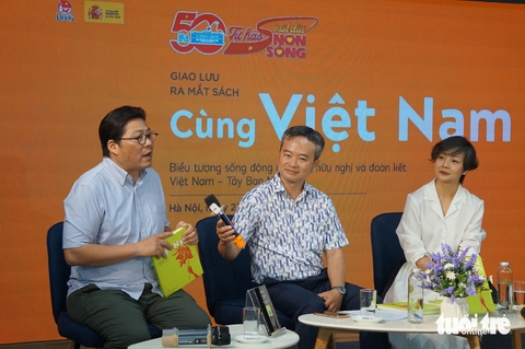 ‘Cùng Việt Nam’ - tập thơ bị cấm, sau hơn 50 năm đã đến Việt Nam - Ảnh 1. Cùng Việt Nam - Ảnh 1.