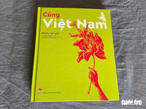 ‘Cùng Việt Nam’ - tập thơ bị cấm, sau hơn 50 năm đã đến Việt Nam - Ảnh 2. Cùng Việt Nam - Ảnh 2.