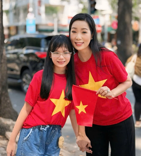 Nghệ sĩ nói gì khi tham gia đoàn diễu hành đại lễ 30-4? - Ảnh 3. Kim Xuân không muốn ngồi ở hàng ghế đại biểu mà đề nghị được đi diễu hành - Ảnh 3.
