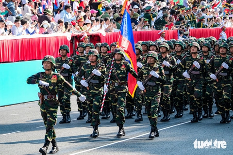 Khối diễu binh Trung Quốc hát vang 'Việt Nam, Hồ Chí Minh' trên đường TP.HCM - Ảnh 3.