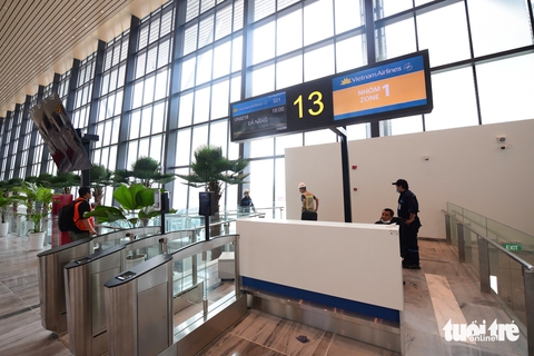 Vietnam Airlines dời lịch khai thác ở nhà ga T3 Tân Sơn Nhất thay vì 28-4 - Ảnh 1. Vietnam Airlines không chuyển toàn bộ chuyến bay nội địa sang nhà ga T3 vào 28-4 - Ảnh 1.
