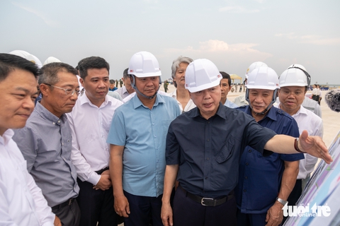 Phó thủ tướng khích lệ công nhân tại sân bay Quảng Trị, góp tay xây nên công trình lớn trong đại lễ - Ảnh 1.