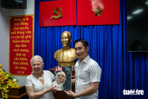 Cái nắm tay của cựu phóng viên chiến trường hai chiến tuyến - Ảnh 4. Cái nắm tay của cựu phóng viên chiến trường hai chiến tuyến - Ảnh 4.