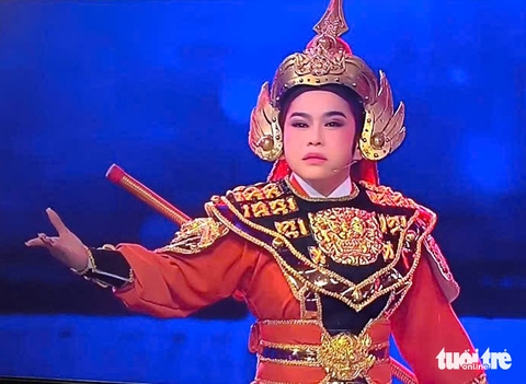 Kim Tử Long hóa trang cho con gái nuôi Bình Tinh vô vai kép võ - Ảnh 4. Kim Tử Long hóa trang cho con gái nuôi Bình Tinh vô vai kép võ - Ảnh 4.