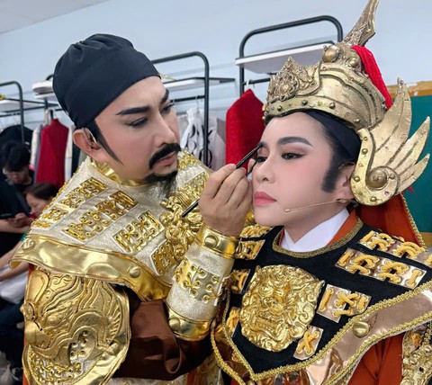 Kim Tử Long hóa trang cho con gái nuôi Bình Tinh vô vai kép võ - Ảnh 1. Kim Tử Long hóa trang cho con gái nuôi Bình Tinh vô vai kép võ - Ảnh 1.