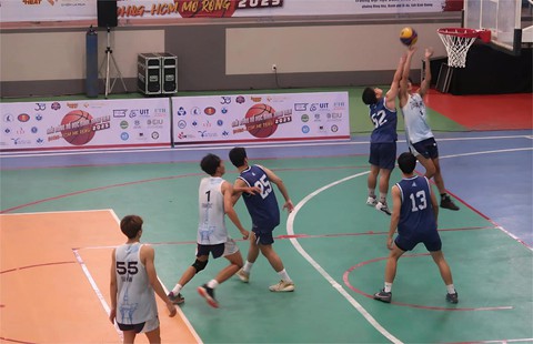 CLB Sài Gòn Heat làm bùng nổ giải bóng rổ học sinh - sinh viên ĐHQG TP.HCM mở rộng - Ảnh 2.