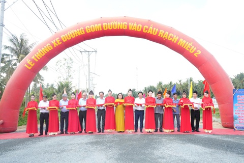 Thông xe đường gom đường vào cầu Rạch Miễu 2 - Ảnh 1.