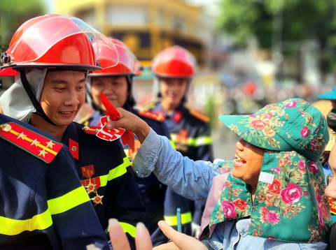 Người lính diễu binh lên xe, nhân dân bịn rịn tặng hoa - Ảnh 14.