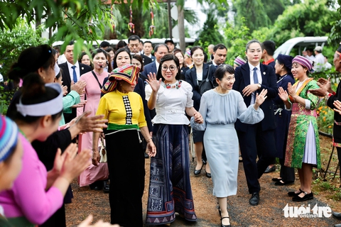 Hai phu nhân thủ tướng Việt - Nhật cùng ném còn, múa xòe với bà con dân tộc Thái - Ảnh 1.