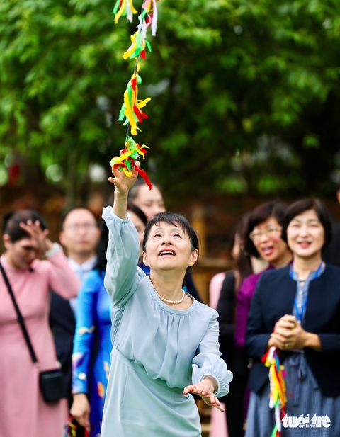 Hai phu nhân thủ tướng Việt - Nhật cùng ném còn, múa xòe với bà con dân tộc Thái - Ảnh 2.