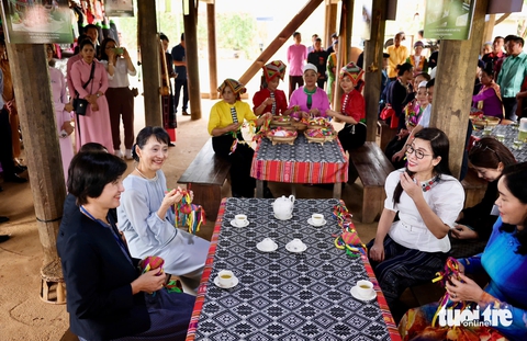 Hai phu nhân thủ tướng Việt - Nhật cùng ném còn, múa xòe với bà con dân tộc Thái - Ảnh 3.