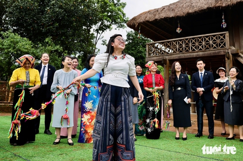 Hai phu nhân thủ tướng Việt - Nhật cùng ném còn, múa xòe với bà con dân tộc Thái - Ảnh 5.
