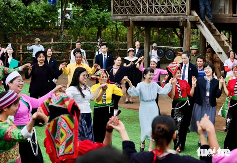 Hai phu nhân thủ tướng Việt - Nhật cùng ném còn, múa xòe với bà con dân tộc Thái - Ảnh 6.