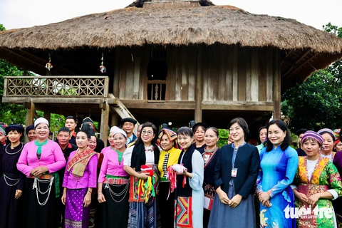 Hai phu nhân thủ tướng Việt - Nhật cùng ném còn, múa xòe với bà con dân tộc Thái - Ảnh 7.