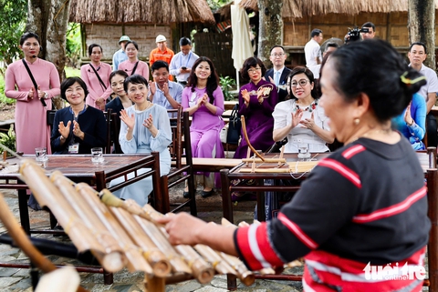 Hai phu nhân thủ tướng Việt - Nhật cùng ném còn, múa xòe với bà con dân tộc Thái - Ảnh 8.