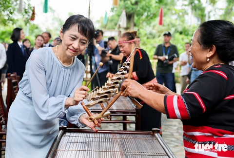 Hai phu nhân thủ tướng Việt - Nhật cùng ném còn, múa xòe với bà con dân tộc Thái - Ảnh 9.