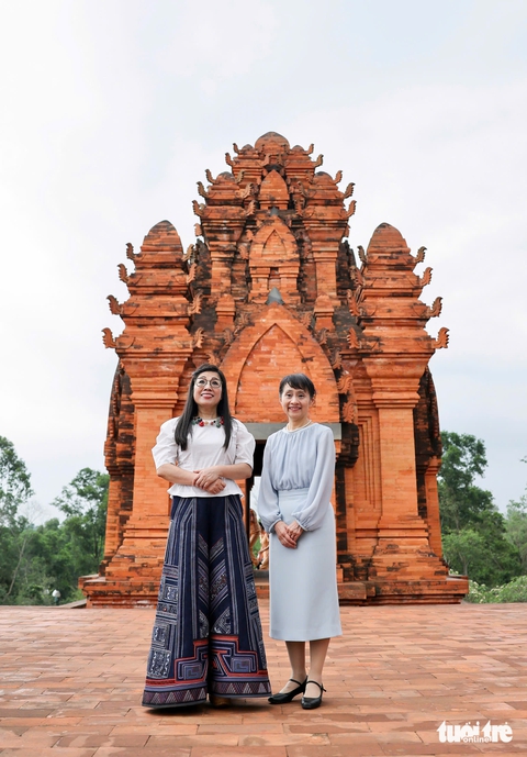 Hai phu nhân thủ tướng Việt - Nhật cùng ném còn, múa xòe với bà con dân tộc Thái - Ảnh 10.