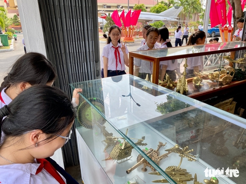 Người Đà Nẵng ùn ùn về thăm Bảo tàng Khu 5 dịp lễ 30-4 - Ảnh 12.