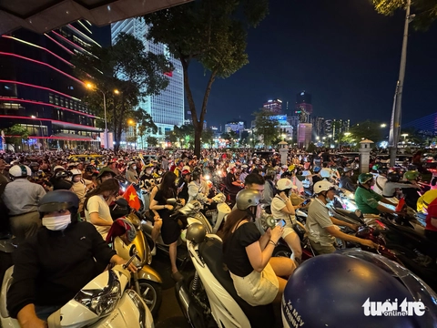 10.5000 drone vẽ nên hành trình phát triển thành phố trên bầu trời đêm - Ảnh 8. 10.500 drone vẽ hành trình phát triển thành phố trên bầu trời sông Sài Gòn - Ảnh 9.