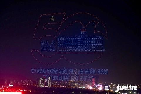 10.5000 drone vẽ nên hành trình phát triển thành phố trên bầu trời đêm - Ảnh 1. 10.500 drone vẽ hành trình phát triển thành phố trên bầu trời sông Sài Gòn - Ảnh 1.