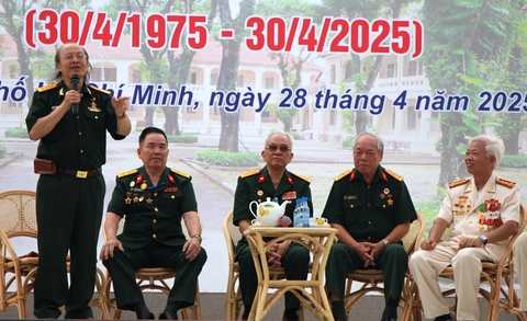 Những huyền thoại xe tăng 390 húc đổ cổng dinh Độc Lập kể khoảnh khắc lịch sử với học sinh - Ảnh 1.