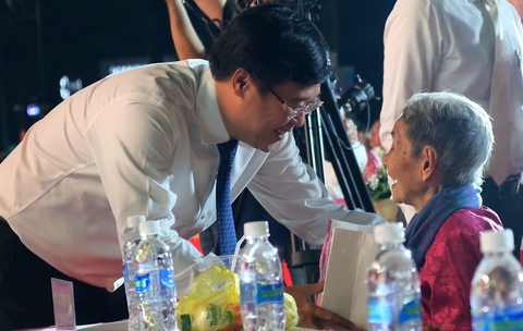 Hàng ngàn người dân xúc động theo dõi tổ khúc 50 năm Đồng Tháp trọn niềm vui - Ảnh 3.