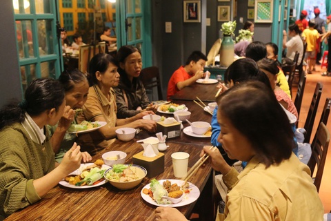 Mở tiệc buffet chiêu đãi xe ôm, thợ hồ, nhà hàng 5 sao ở Hội An nhận 'cơn mưa lời khen' - Ảnh 3.