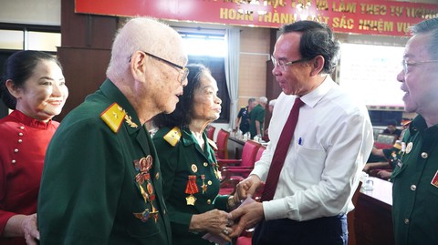 Lãnh đạo TP.HCM gặp mặt những nhân chứng lịch sử tham gia 5 cánh quân trong Chiến dịch Hồ Chí Minh - Ảnh 1.