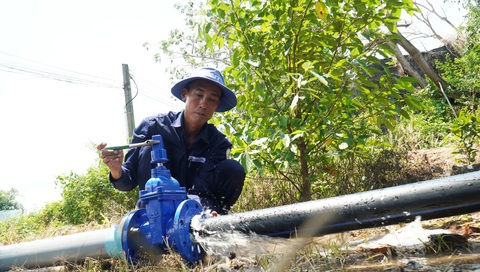 Nước sạch đã về với hàng trăm hộ dân xã nông thôn mới ở Cà Mau - Ảnh 1.