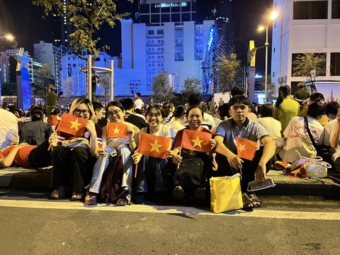 Thức xuyên đêm chờ sáng mai xem 'concert quốc gia' - Ảnh 8.