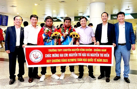 Anh em song sinh giành huy chương vàng Olympic giao lưu toán quốc tế - Ảnh 1.