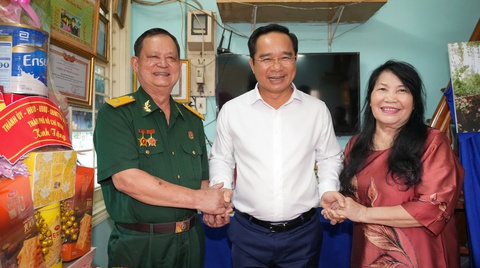 Chủ tịch Nguyễn Văn Được thăm cán bộ, chiến sĩ làm nên Đại thắng mùa xuân 1975 - Ảnh 2.