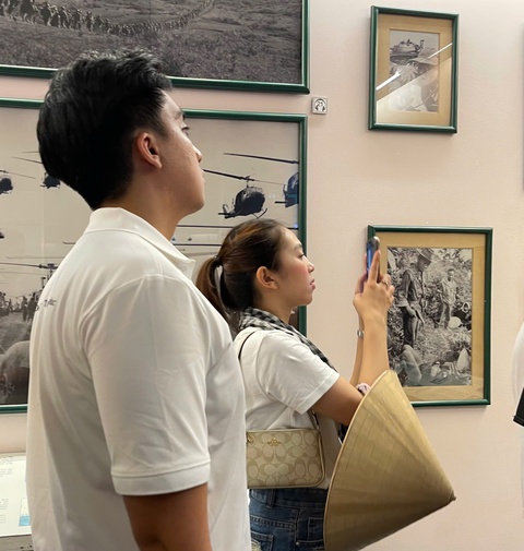Giới trẻ trong và ngoài nước Giới trẻ tìm đến các bảo tàng lịch sử mừng ngày thống nhất - Ảnh 3.