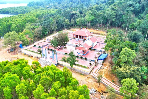 Khánh thành Đền thờ anh hùng liệt sĩ tại hồ Kẻ Gỗ - Ảnh 1.